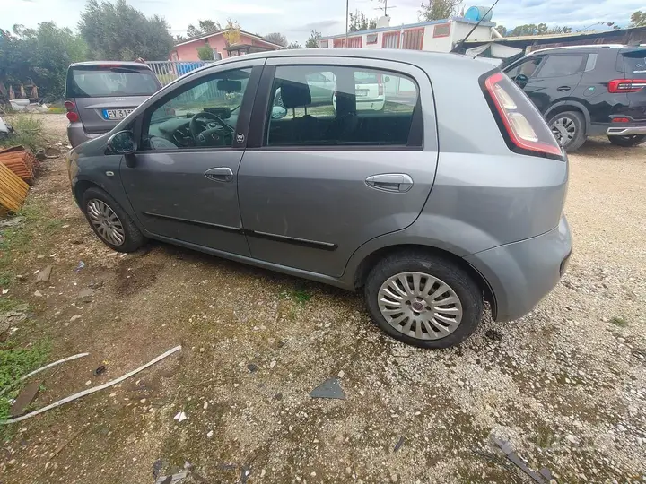 Fiat Punto 2011 photo 4