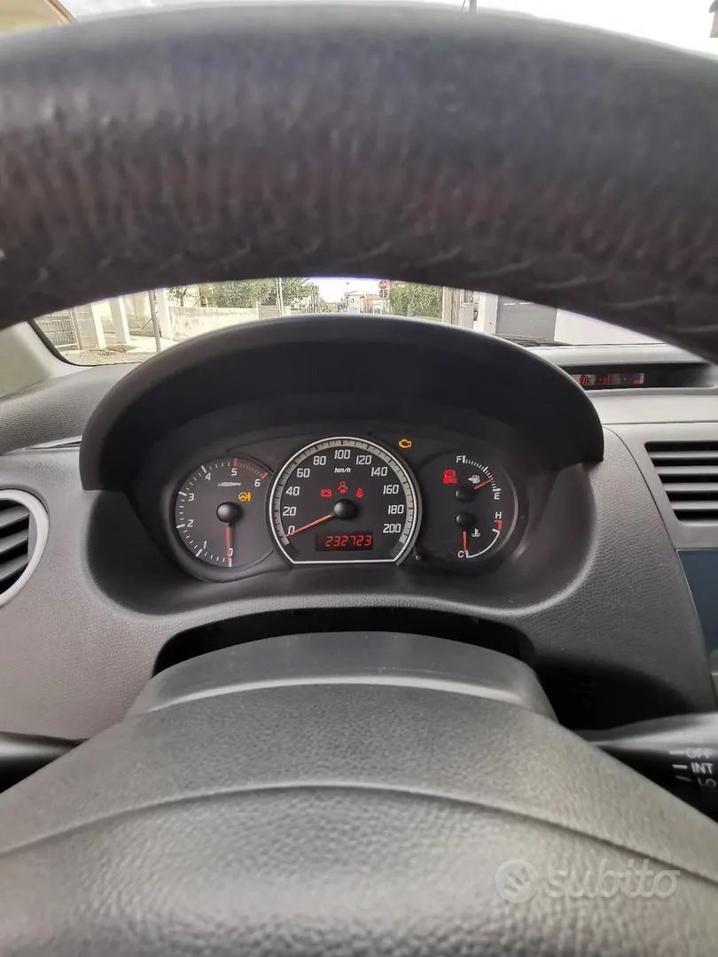 Suzuki Swift 2009 photo 4