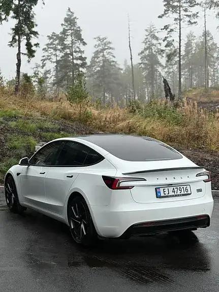 Tesla Model 3 2024 photo 3