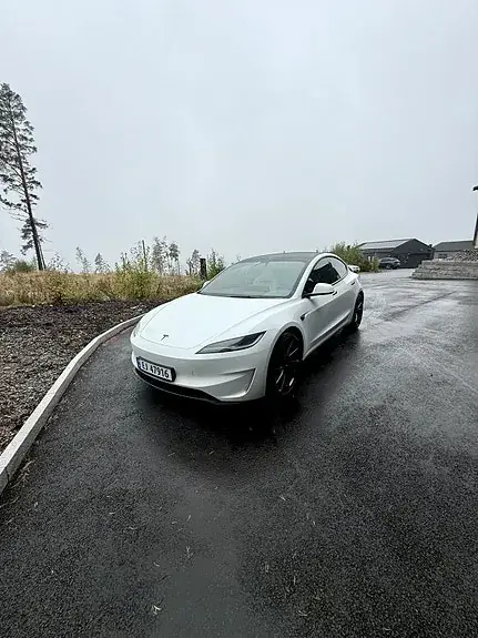 Tesla Model 3 2024 photo 2