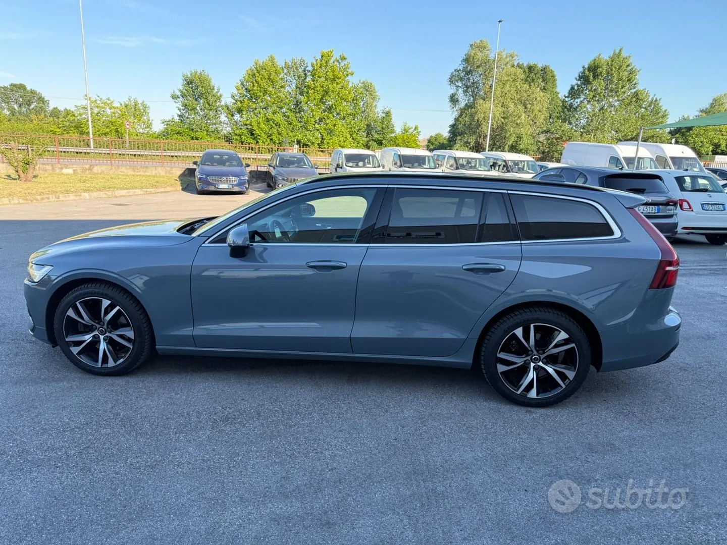 Volvo V60 2023 photo 2