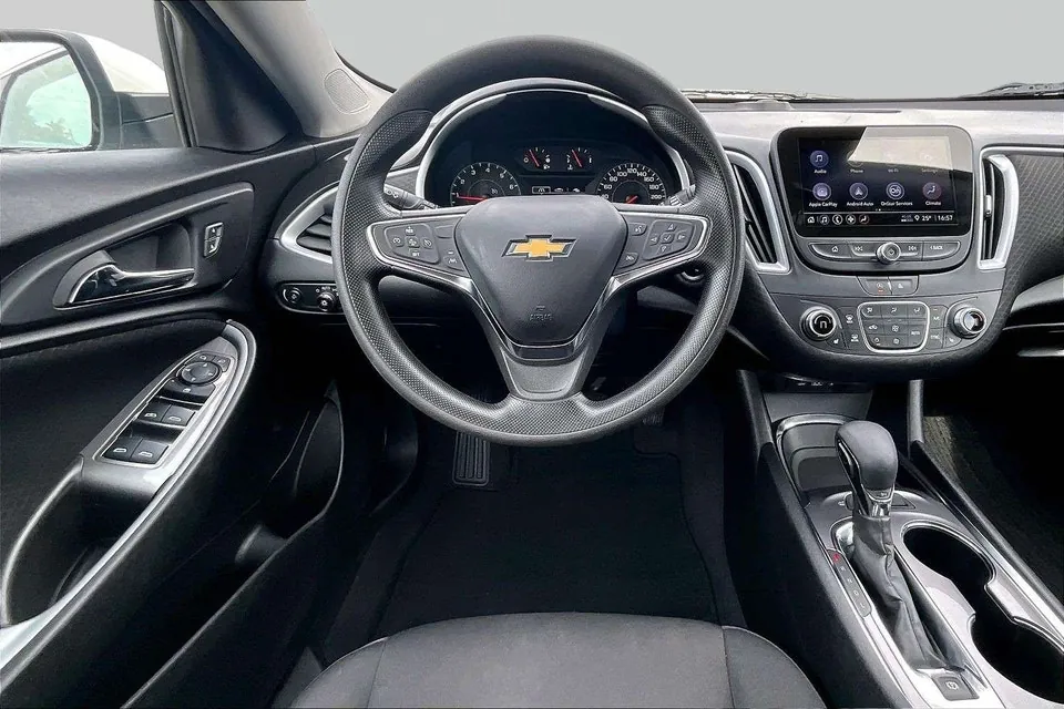 Chevrolet Malibu 2023 photo 3