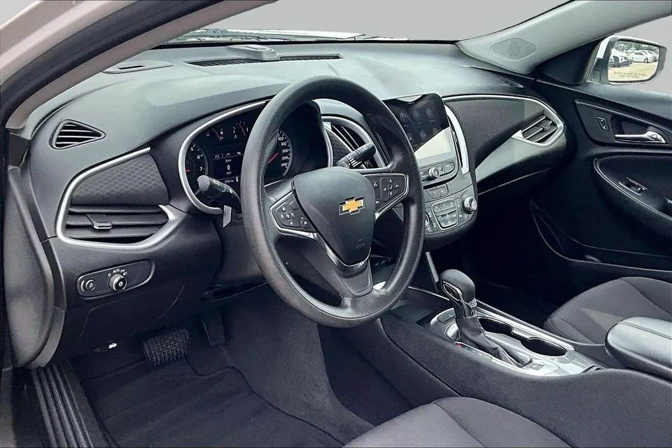 Chevrolet Malibu 2023 photo 2