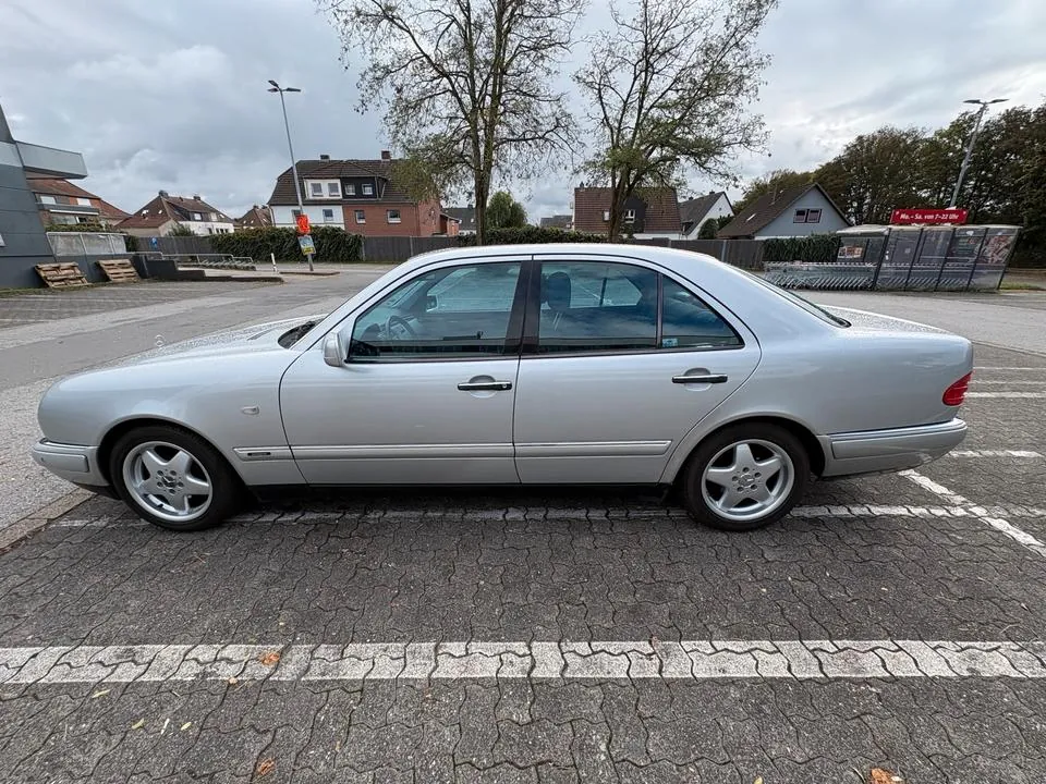 Mercedes-Benz E240