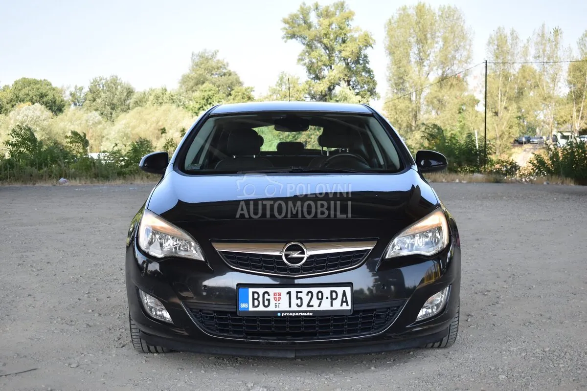 Opel Astra J 2011 photo 2
