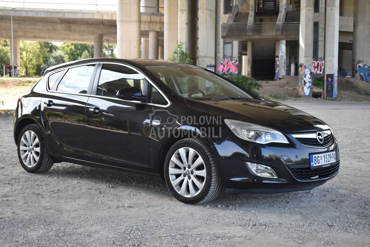 Opel Astra J 2011 photo 3