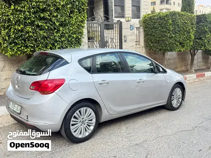 Opel Astra 2013 photo 3