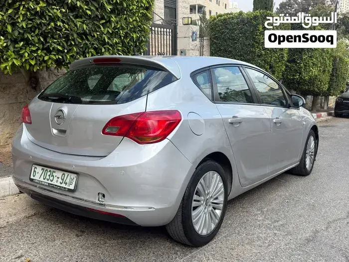 Opel Astra 2013 photo 2