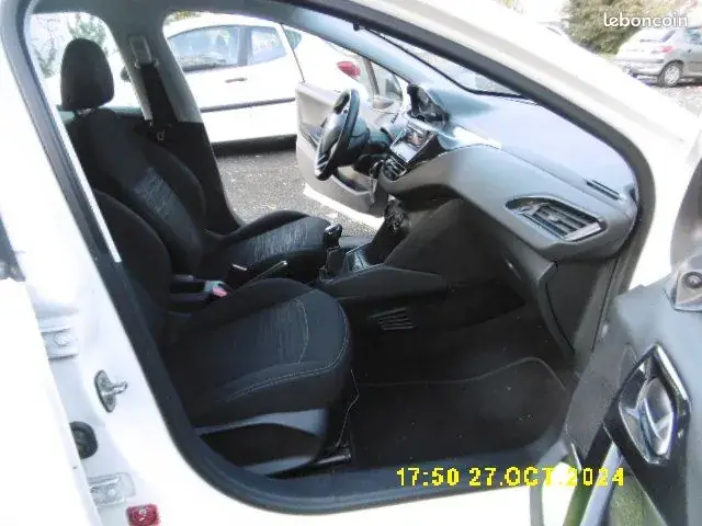 Peugeot 208 2016 photo 3
