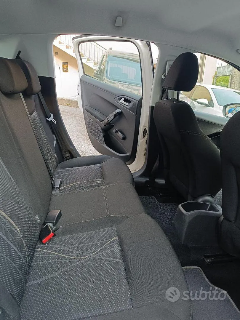 Peugeot 208 2014 photo 4