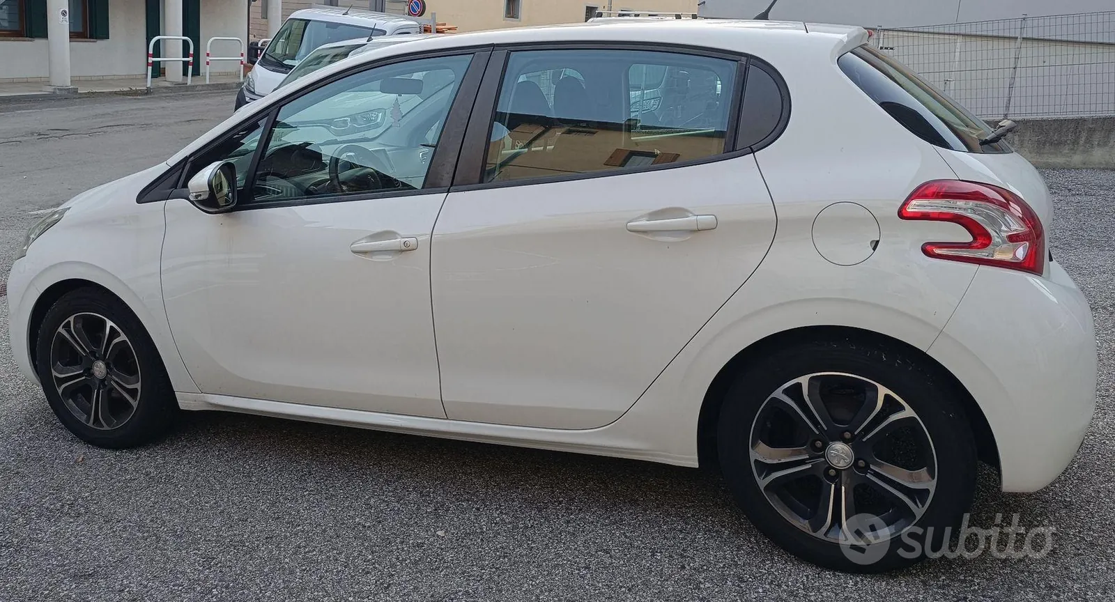 Peugeot 208 2014 photo 3