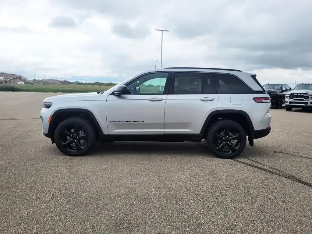 Jeep Grand Cherokee 2026 photo 3