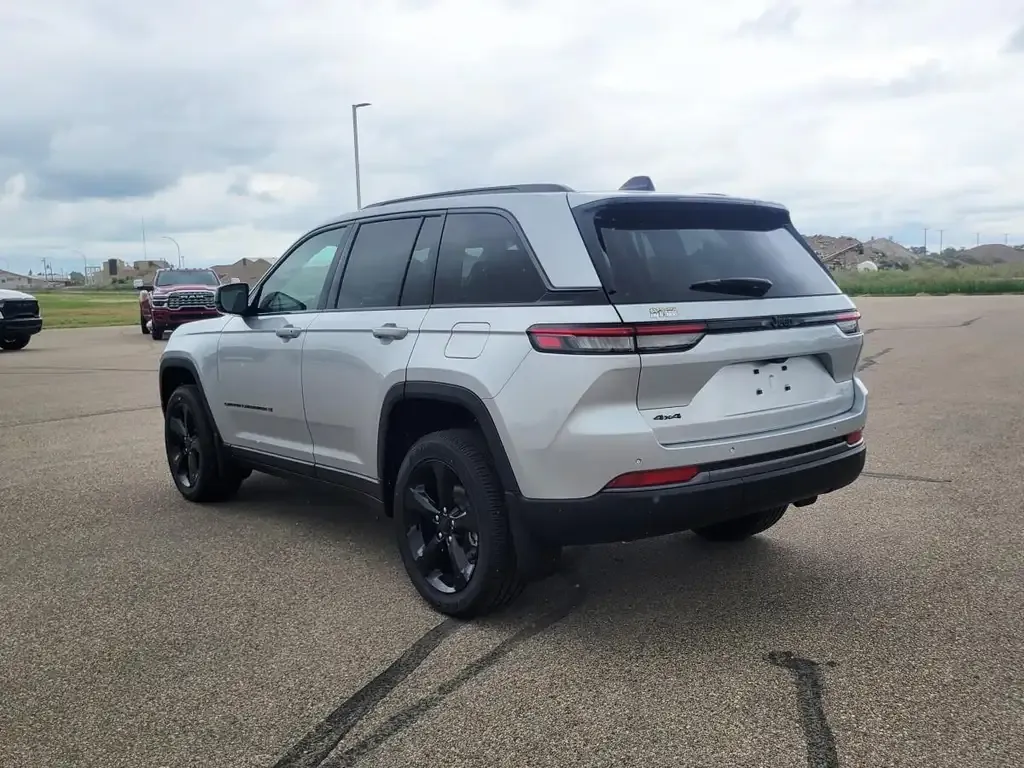 Jeep Grand Cherokee 2026 photo 4