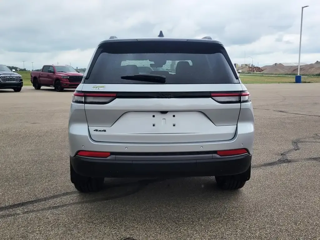 Jeep Grand Cherokee 2026 photo 5