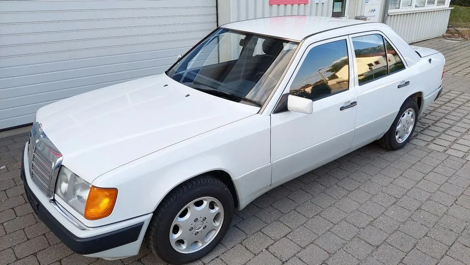 Mercedes-Benz 230E