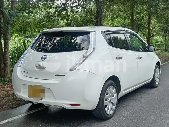 Nissan Leaf 2012 photo 2