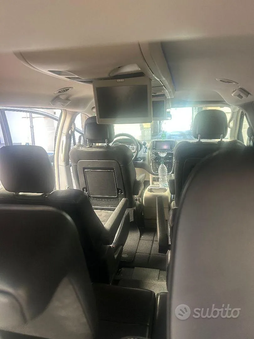 Lancia Voyager 2014 photo 5