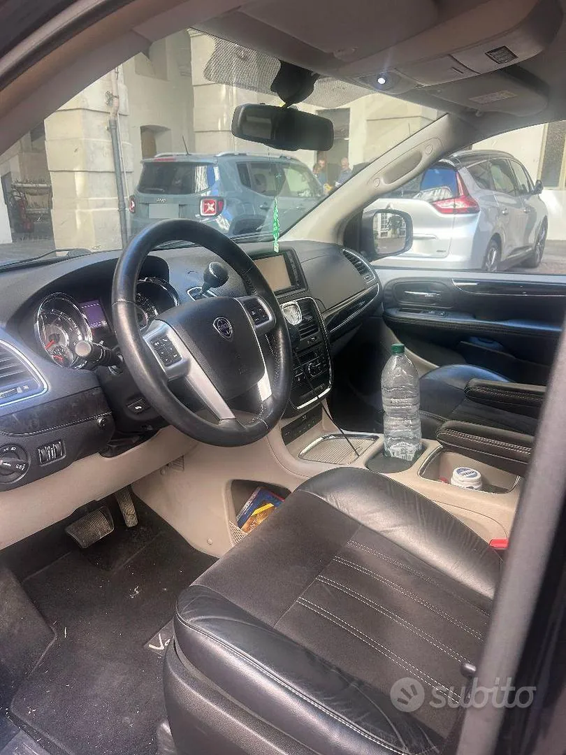 Lancia Voyager 2014 photo 4
