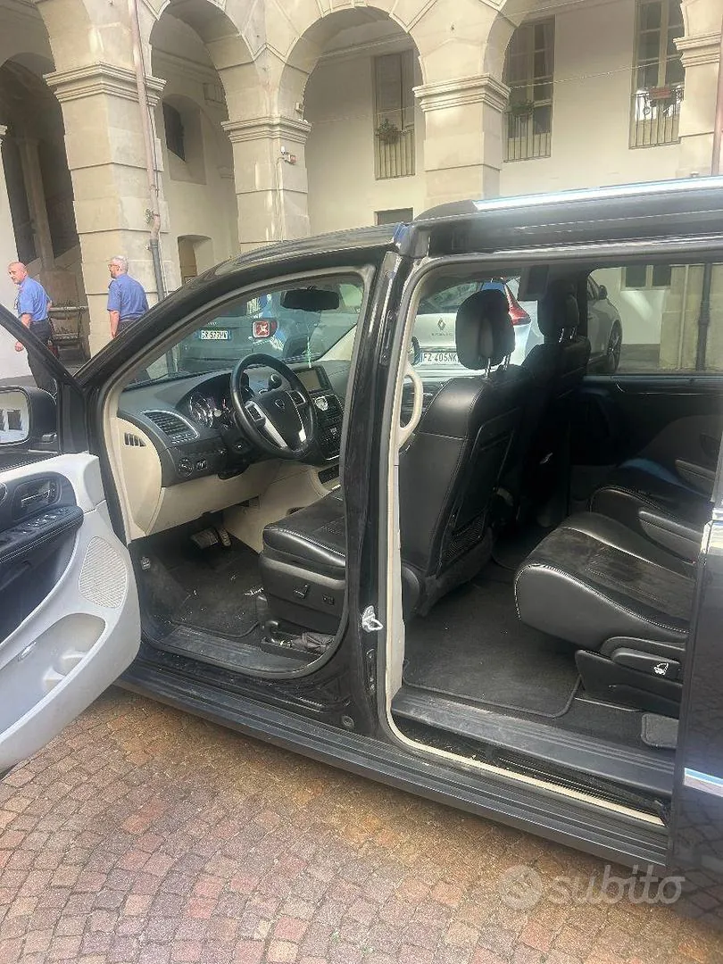 Lancia Voyager 2014 photo 3