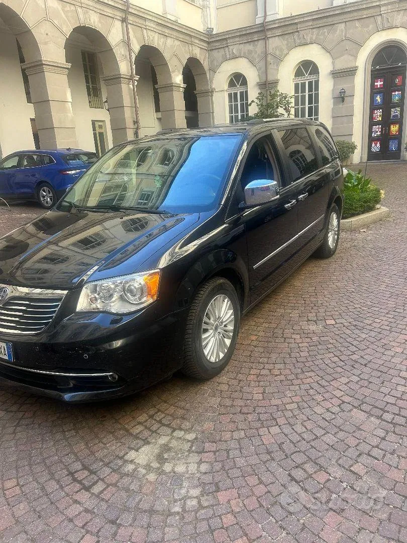 Lancia Voyager 2014 photo 2