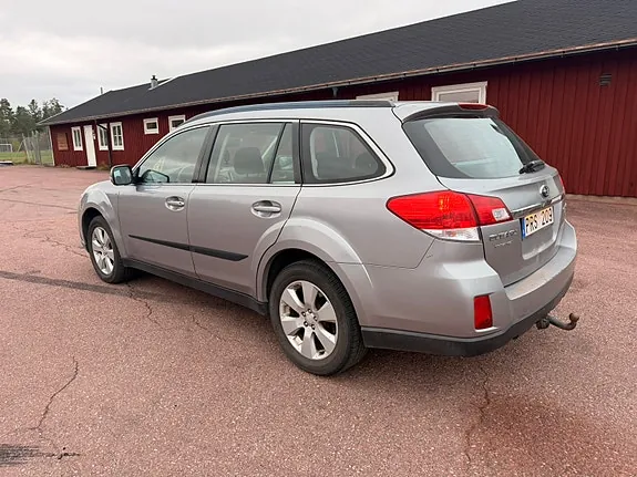 Subaru Outback 2010 photo 2