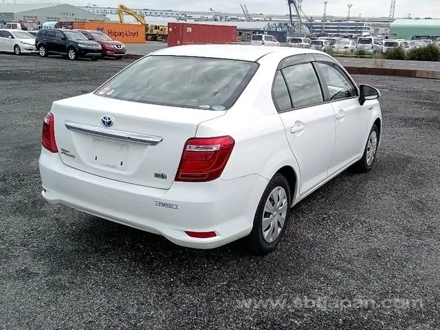 Toyota Corolla Axio Hybrid 2015 photo 4