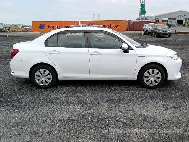 Toyota Corolla Axio Hybrid 2015 photo 5