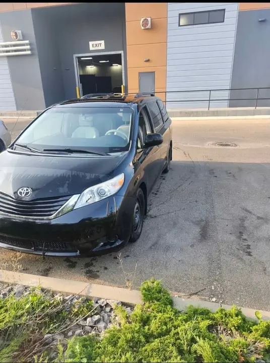 Toyota Sienna 2012 photo 2