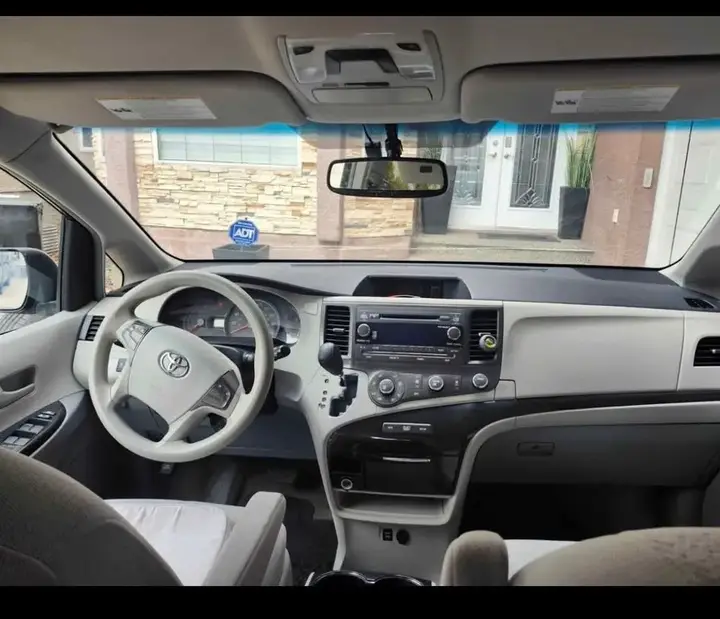 Toyota Sienna 2012 photo 5