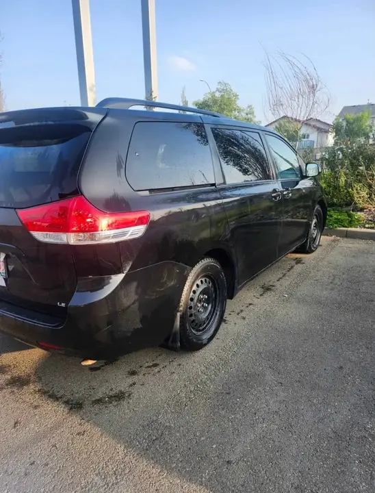 Toyota Sienna 2012 photo 3
