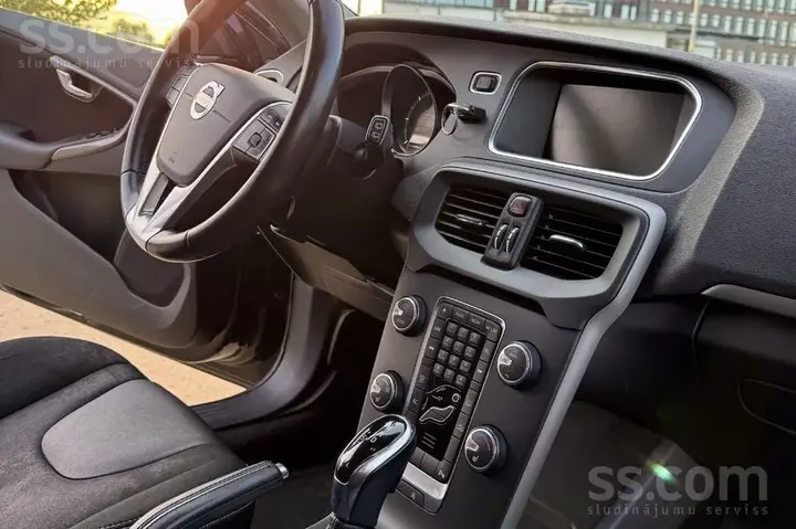 Volvo V40 2013 photo 2