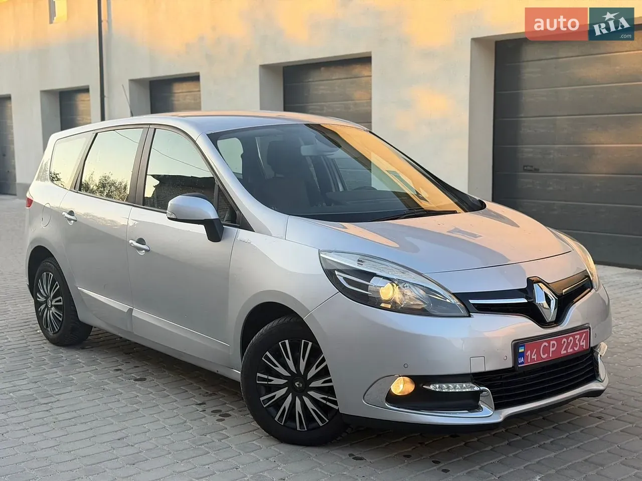 Renault Grand Scenic 2012 photo 4