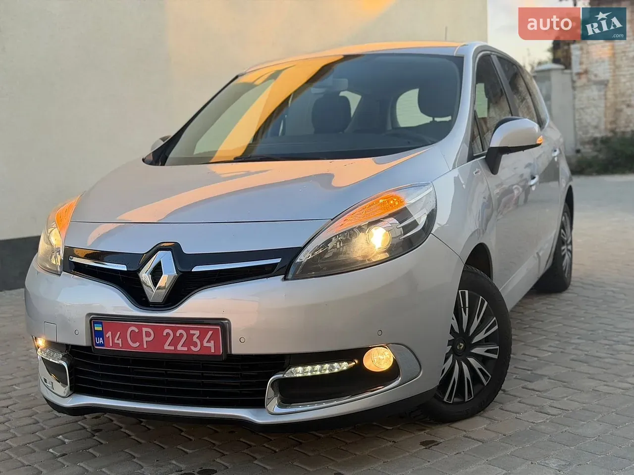 Renault Grand Scenic 2012 photo 2