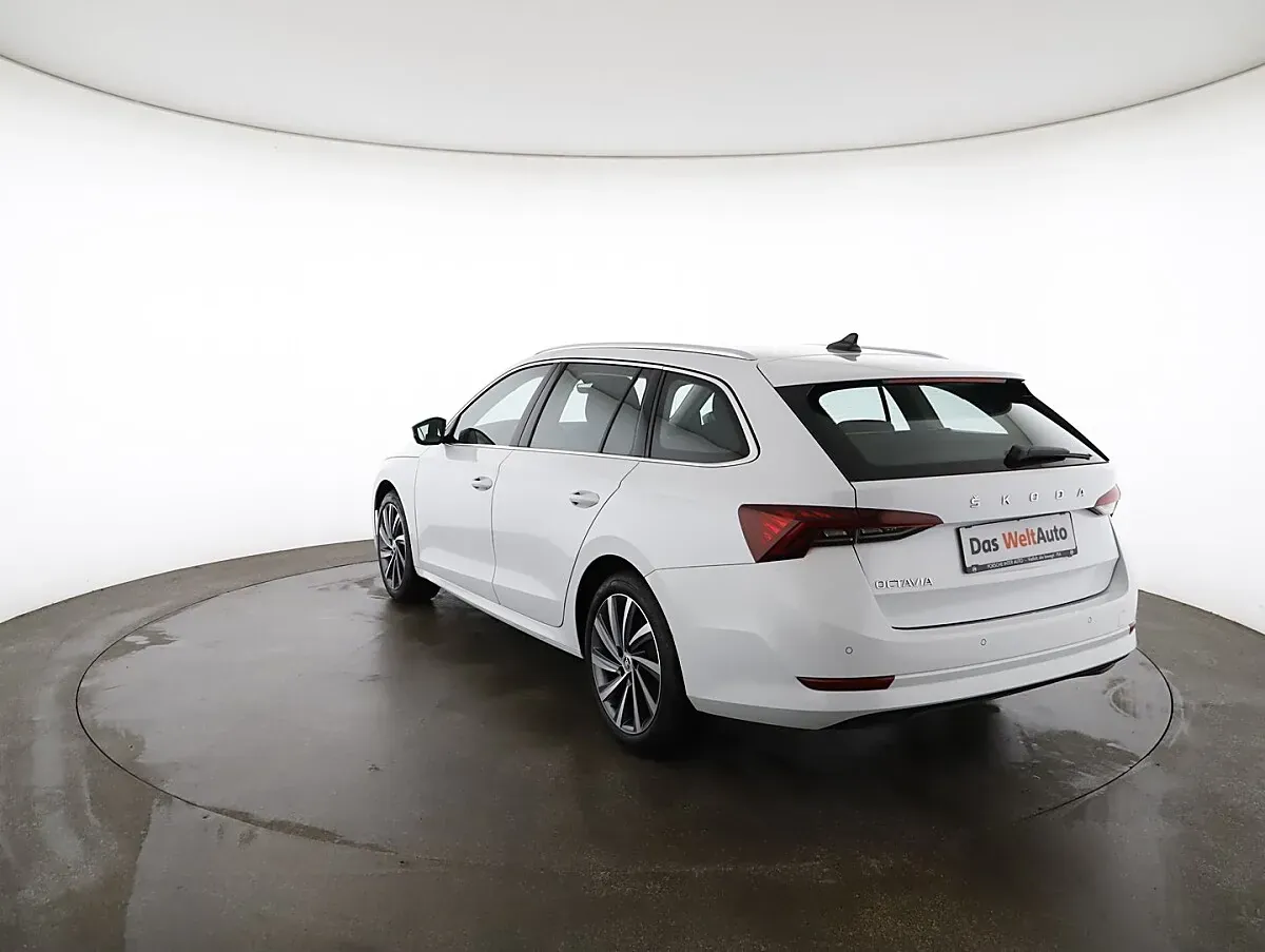 Skoda Octavia 2023 photo 2