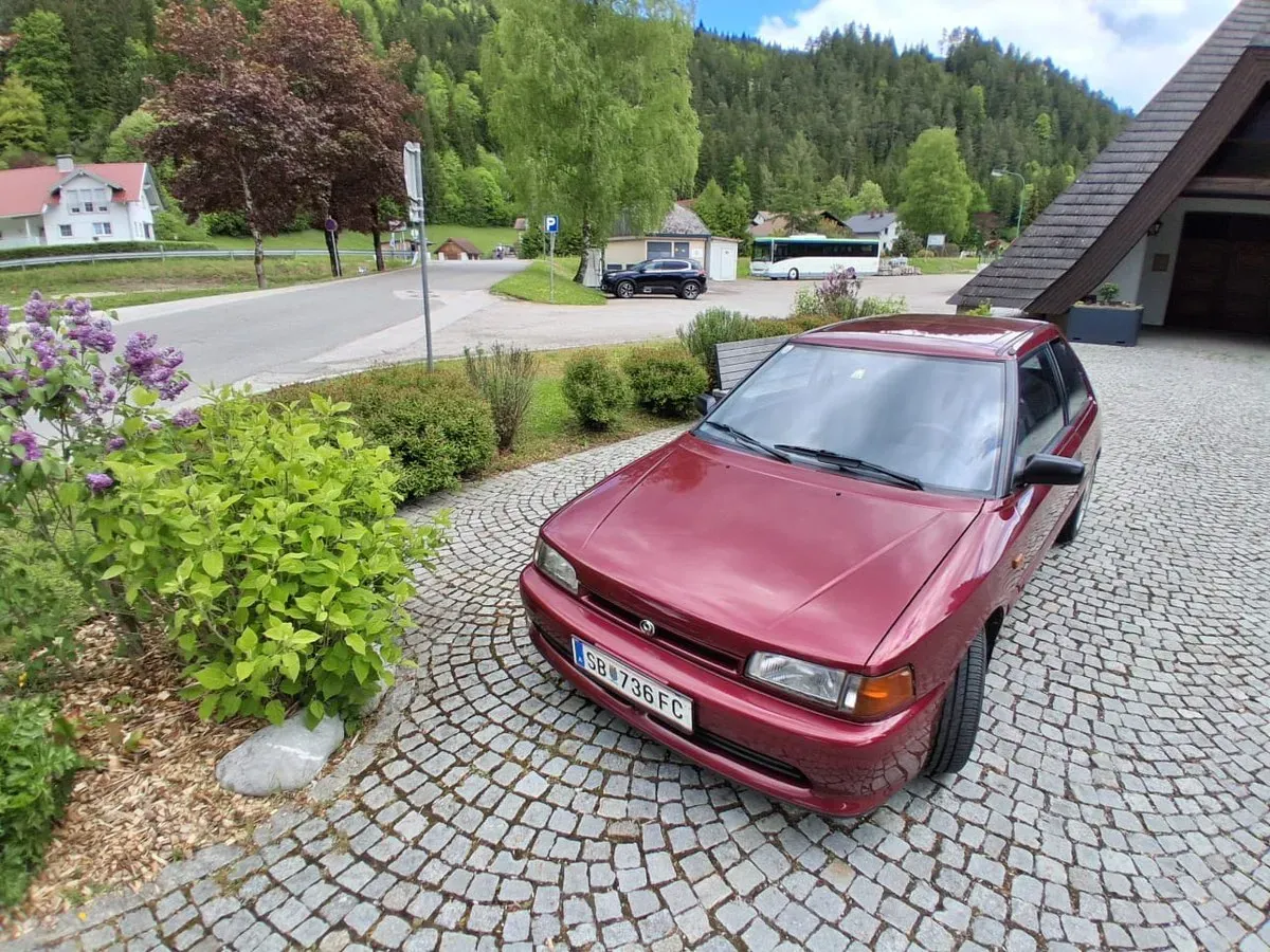 Mazda 323 1997 photo 2