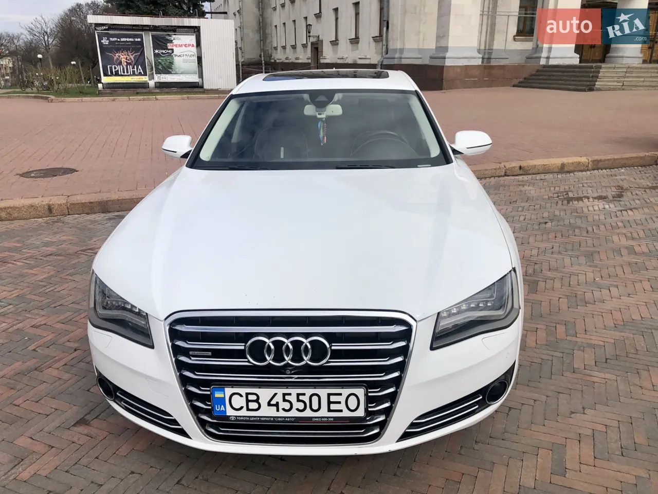 Audi A8 2012 photo 2