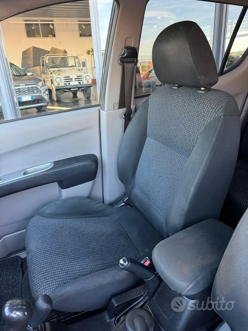 Mitsubishi L200 2010 photo 5