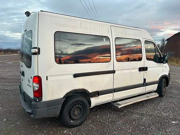 Nissan Interstar 2007 photo 2