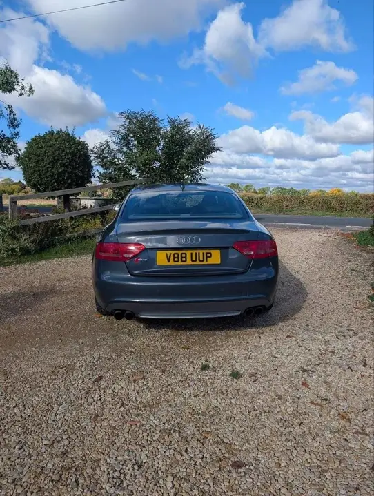 Audi S5 2010 photo 4