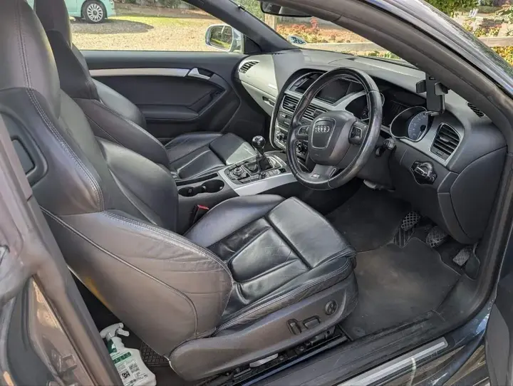 Audi S5 2010 photo 5