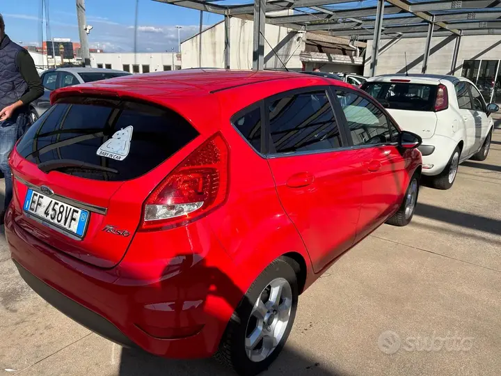 Ford Fiesta 2011 photo 2