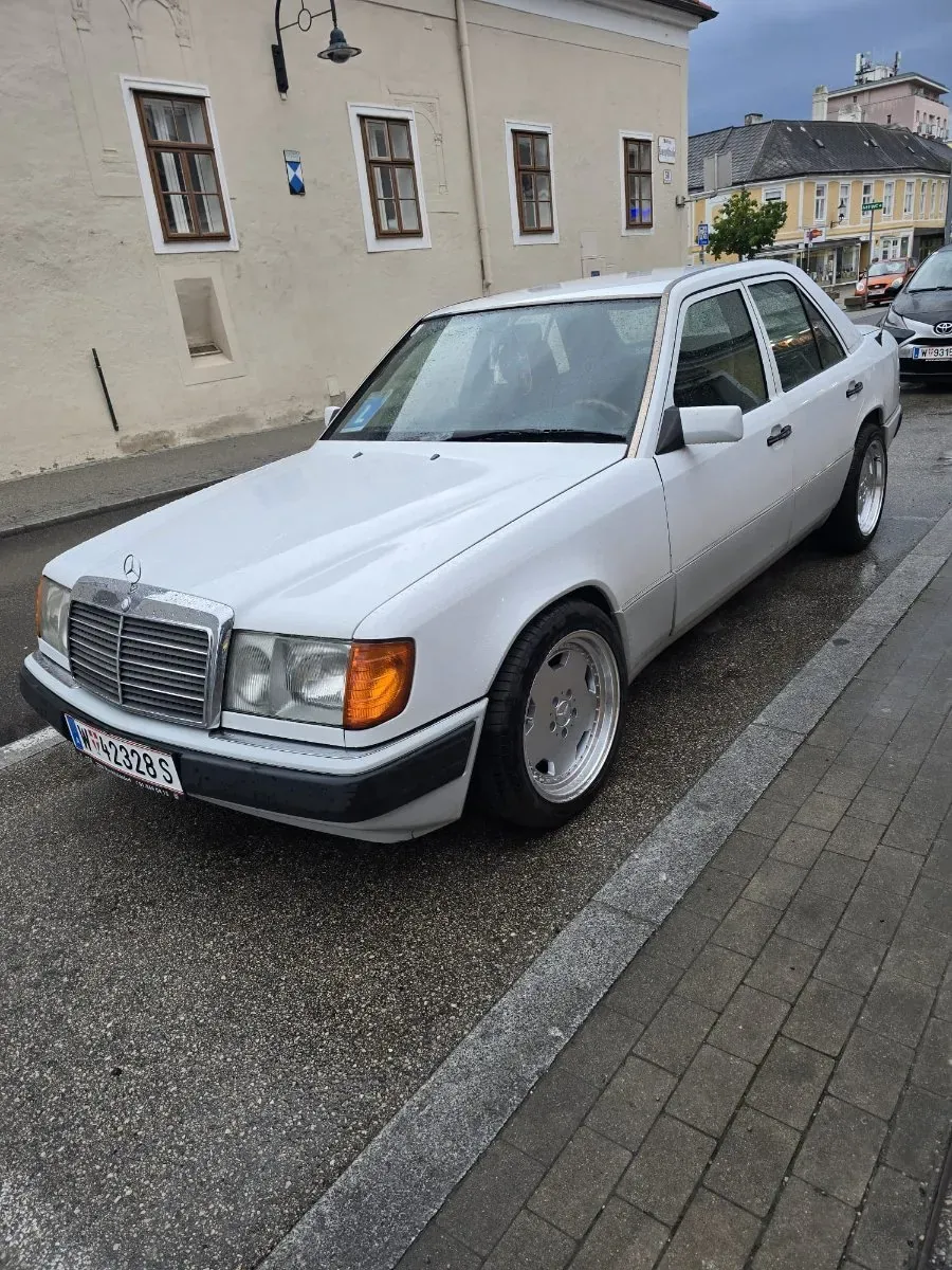 Mercedes-Benz E-Class 1990 photo 2