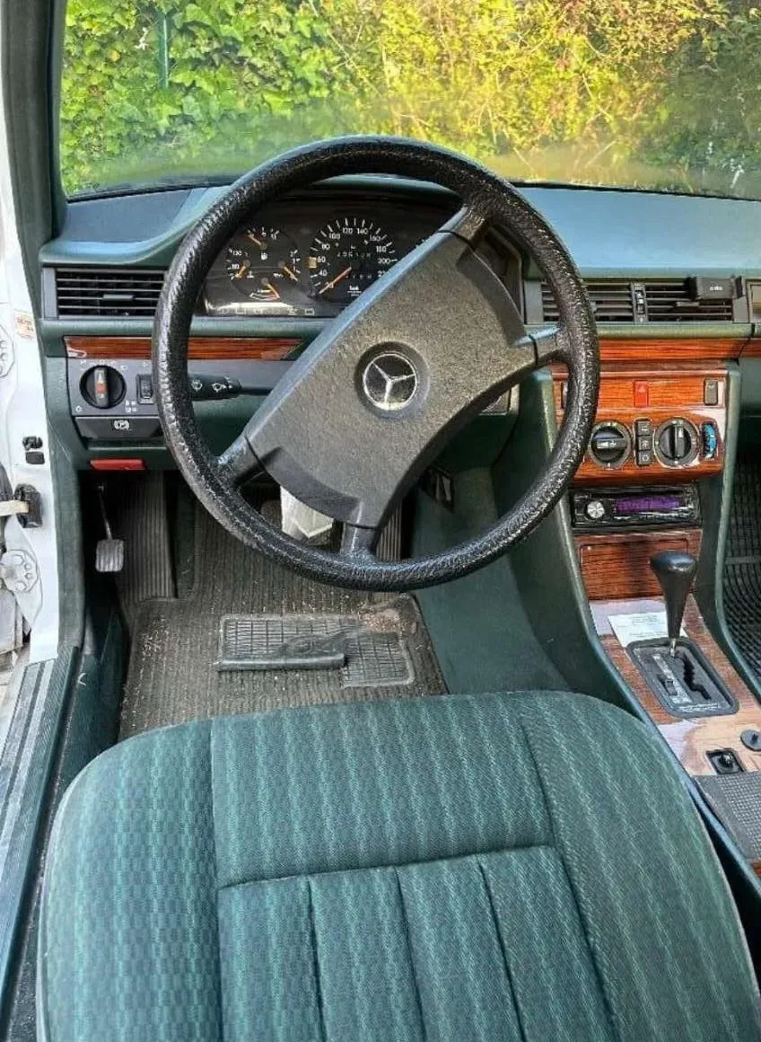Mercedes-Benz E-Class 1990 photo 3