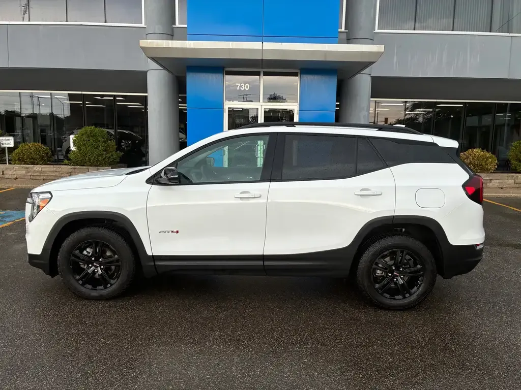GMC Terrain 2024 photo 2