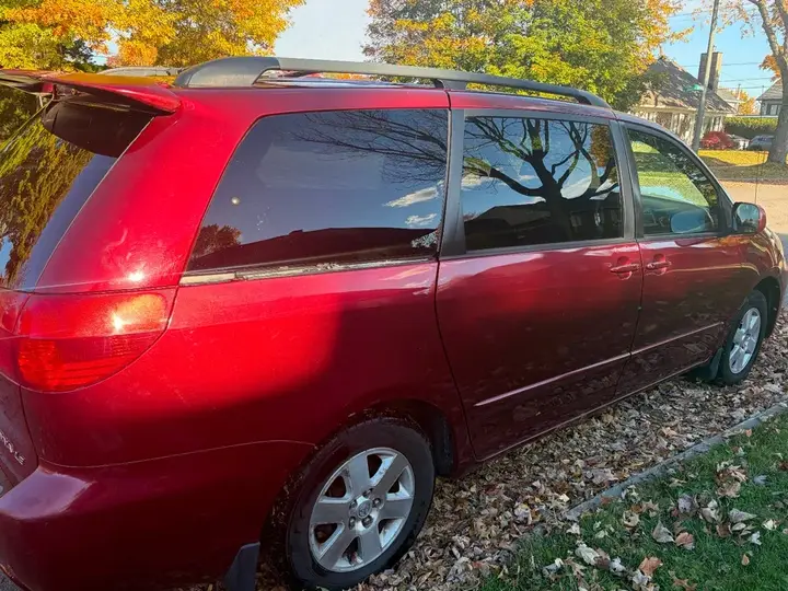 Toyota Sienna 2005 photo 2