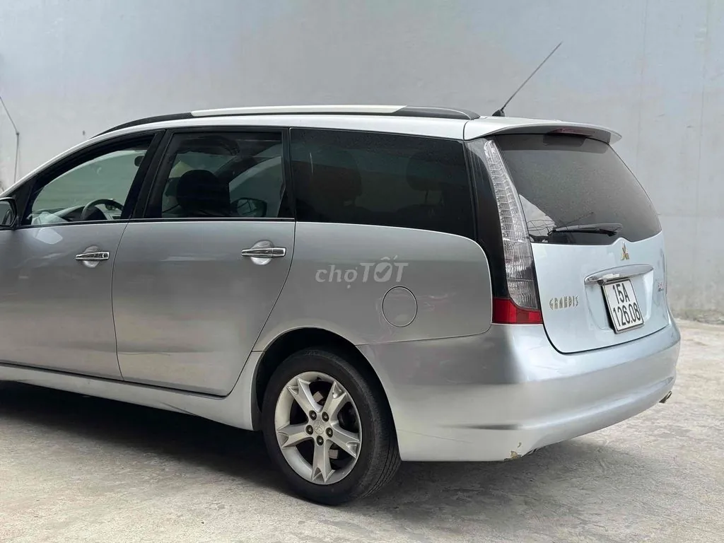 Mitsubishi Grandis 2008 photo 2