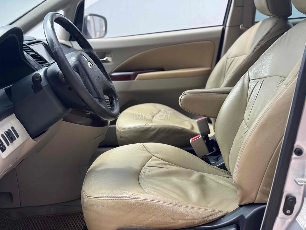 Mitsubishi Grandis 2008 photo 3