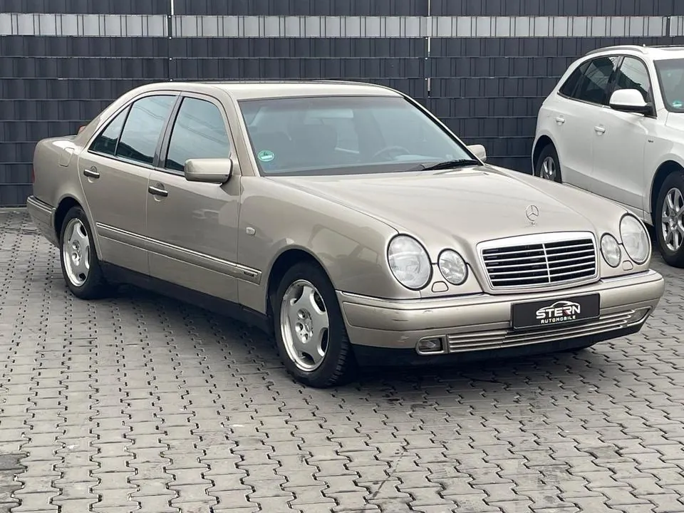 Mercedes-Benz E240