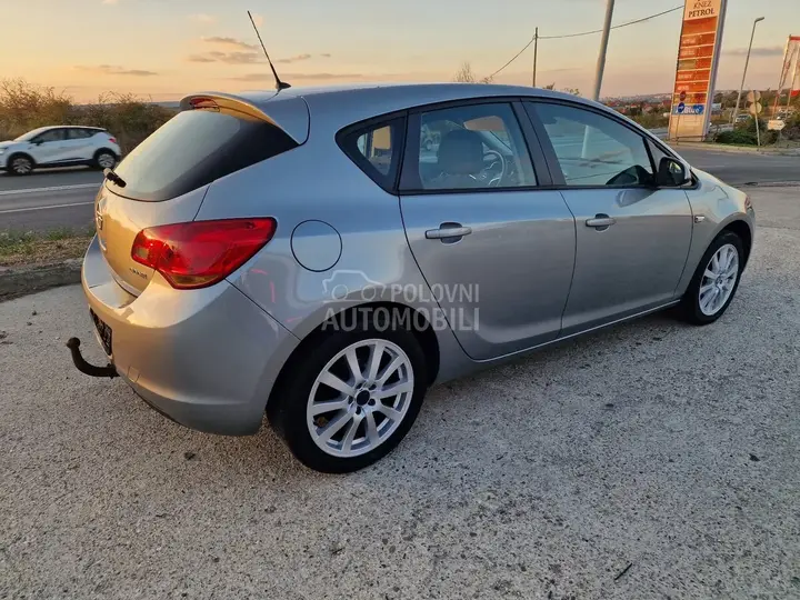 Opel Astra J 2010 photo 3
