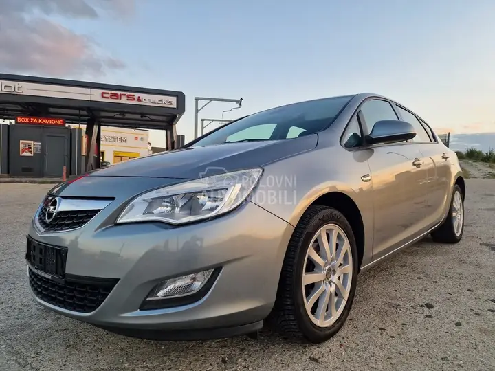 Opel Astra J 2010 photo 2